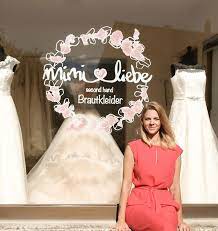 Pracht in weißer seide, mit stickereien und schleppe. Uber Uns Mimiliebe Second Hand Brautkleider
