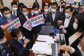 개정안은 '법원은 언론 등의 고의 또는 중대한 과실로 인한 허위·조작 보도에 따라 재산상 손해를 입거나 인격권 침해 또는 그 밖의 정신적 고통에 의한 손해액을 산정함에. Gc9p5domlv0wgm