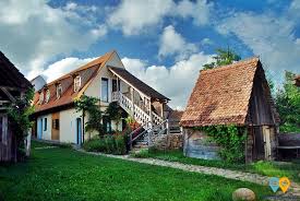 Satenii ii indruma pe turistii rataciti pe ulitele sasesti, ordonate, catre una dintre cele. Au Investit 600 000 De Euro Intr O CasÄ Din Viscri Si Atrag 2 000 De Turisti Anual Buna Ziua Brasov