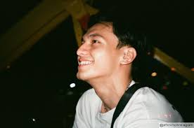 Umur 22 tahun) adalah seorang aktor berkebangsaan indonesia. Senyum Manis Jefri Nichol Bikin Penggemar Halu