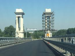 Pentru inceput, taxa ar urma sa fie diminuata, pentru ca ulterior, sa fie desfiintata, au anuntat vineri premierii celor doua tari, potrivit mediafax. Vehiculele De Transport Persoane Sunt Scutite De La Plata Taxei De Pod Pe Sensul Giurgiu Ruse Trans Info