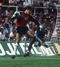 Lancé par une ouverture de platini, battiston se présente seul face à harald schumacher. 30 Ans Apres Schumacher S Excuse Pour Battiston