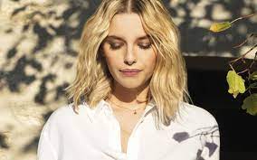 Coiffure cheveux mi longs en couronne automne hiver 2018. 50 Nouvelles Idees De Carres Mi Longs Et Coiffures Pour Cheveux Mi Longs Ete 2018