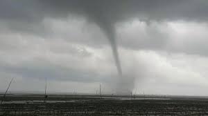 Vidéos regroupant actualité et faits divers autour de facebook. Une Tornade A Traverse L Ile D Oleron Et Ses Environs