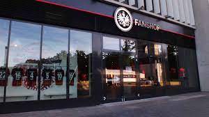Als fan der eintracht frankfurt wirst du deine fußballmannschaft auch in dieser saison wieder zu höchstleistungen pushen, bei allen spielen live oder vor dem fernseher mitfiebern und deine stars bejubeln. Fanshop Informationen Eintracht Frankfurt Stores