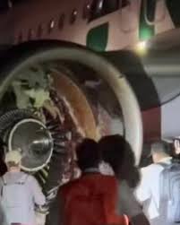 BREAKING: Máy bay Airbus A321 của Frontier Airlines va chạm với một người  đi bộ trên đường băng tại sân bay Denver, buộc phải hủy cất cánh và sơ tán  khẩn cấp