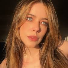 Giselle Pinto's Instagram, Twitter & Facebook