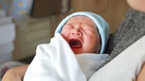 Tenangkan bayi dengan meletakkannya di dada dan berikan tepukan lembut di punggung untuk menenangkannya. Cara Menenangkan Bayi Yang Menangis Terus Kumparan Com