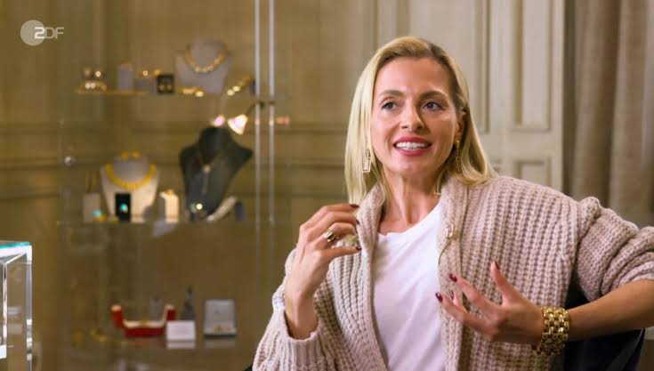 Bares für Rares: Lisa kauft altes Collier - dann explodiert der Preis -  DerWesten.de