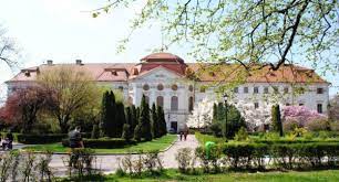 În cadrul acestuia funcţionează muzeul ţării crişurilor, care are în componenţa sa următoarele secţii: Muzeul ÈÄrii CriÈurilor Oradea Obiective Turistice Harta Romaniei