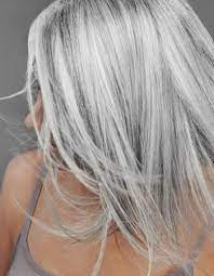 Coloration Silver Platinium Voici La Nuance De Gris La Plus Demandee Chez Le Coiffeur Cette Saison Couleur Cheveux Gris Cheveux Argentes Cheveux Gris Argent