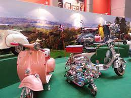 Vintage Vespa Scooters Display Orchard Central Shopping Centre During Vintage Summersational Promotion Vintage Ca Vespa Scooters Car Boot Sale Vespa Vintage