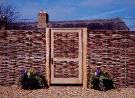 из чего можно сделать забор на даче своими руками Kak Sdelat Zabor Pleten Na Dache Svoimi Rukami Zabor Landshaft Ogorod