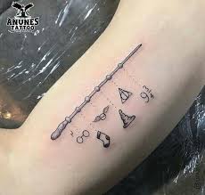 Fumer la weed (aah ça c'est pas mal). Bon Ce N Est Pas Disney Mais Harry Potter Mais Je Verrai Bien Un Tatouage Disney Avec Ce Genre De Dispo Tatuagens Harry Tatuagem Boas Ideias Para Tatuagem
