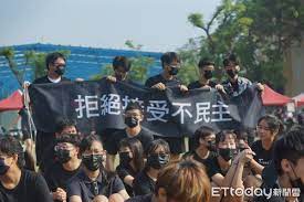 王伯恩 郭家瑒 團名：鳳中人 歌名：展熾 作曲人：李建佑 作詞人：邱玉穎、熊晨馨、黃柏翔 主唱：熊晨馨、黃柏翔 吉他：賴柏宏 大提琴：馬詠心 貝斯：張謹鴻 爵士鼓：達斯汀 鋼琴：李建佑 我們曾經迷惘 在書堆裏發狂 我們都曾徬. P6qcocbpuvnipm