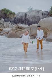 Prewedding casual hijab indoor, prewedding kemeja putih hijab, foto prewedding hijab romantis, prewedding hijab studio, tema prewedding casual outdoor, foto prewedding hijab syari, baju. 0812 7147 9072 Tsel Paket Foto Prewedding Berhijab Foto Prewedding Casual Foto Prewedding Casual Foto Tunangan Hijab Belitung