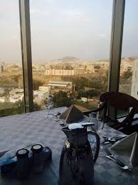 سياحة عسير Pa Twitter مطعم فندق قصر أبها بإطلالة بانورامية على المدينة أحد أبرز خيارات السياح والمصطافين وأهالي المنطقة لتناول الإفطار Http T Co Opajtpfrmd