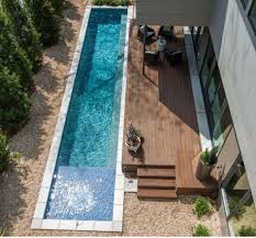 Zugegeben, der badespaß im garten ersetzt zwar keine urlaubsreise, ist aber hervorragend geeignet, um wenigstens für ein paar. Schmaler Schwimmbecken Garten Pool Bau Ideen Pool Im Garten Gartenpools Schwimmbecken