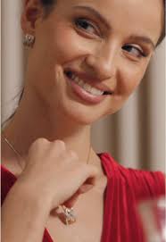 Święta to czas blasku i elegancji, gdy każdy detal staje się wyjątkowy. ❤️  W tym magicznym okresie pozwól sobie na odrobinę luksusu, który dodaje  pewności siebie.✨ #adiamo #adiamojewellery ...