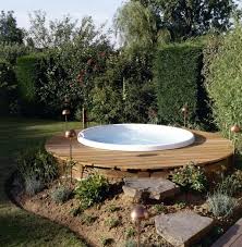 Whirlpool für garten oder terrasse zum aufblasen. Whirlpool Im Garten Gonnen Sie Sich Diese Besonde Art Entspannung Jacuzzi Outdoor Hot Tub Landscaping Pool Hot Tub