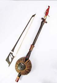 Alat musik ini berbeda dengan rebab, karena arababu hanya memiliki satu senar saja, sedangkan rebab memiliki dua senar. Menarik Merangkum 5 Alat Musik Tradisional Kalimantan Utara Yang Unik