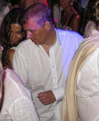 Dieser habe der frau sexuelle gewalt angetan, als sie 17 jahre alt gewesen sei. Prince Andrew Partying With Beautiful Women On French Riviera Prince Andrew Old Prince Fergie