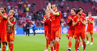 His dad's name is frank (school caretaker) and his mom's name is debbie (operations manager). Gvpfqrnoksht0m