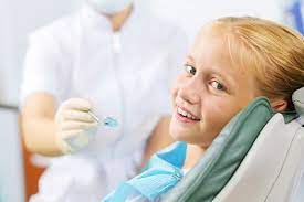 Bei der regelmäßigen kontrolluntersuchung kann der zahnarzt viele erkrankungen der zähne und des mundraums, wie karies, zahnfleischerkrankungen oder tumoren bereits im frühstadium erkennen und rechtzeitig behandeln. Mit Dem Kind Zum Zahnarzt