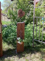 Unikate Aus Antiken Eichenbalken Stehlampen Couchtische Stelen In Vielen Variationen Gerne Auch Baumstamm Garten Weihnachtsdeko Im Garten Garten Stehlampe