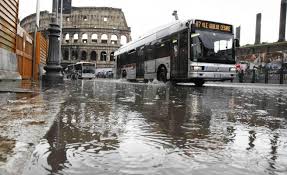 Sarà un weekend perturbato a roma e nel lazio, ma forti temporali dovrebbero verificarsi soltanto nella giornata di sabato 17 luglio, anche se previsioni. Meteo Roma Pioggia Su Tutta La Capitale Temporali E Vento Nel Week End