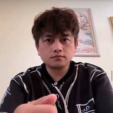 昨天晚上2點才開始找地方睡原本打算在這家全家過夜但他們3點要打掃把我提出所以我去睡在一個大樓屋頂上面