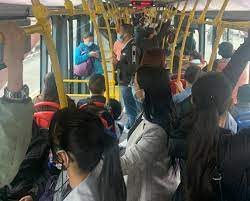 Transmilenio confirmó que este martes la ocupación de todo el sistema llegó a un 30% de su capacidad, lo que lo pone muy cerca de lograr el límite del 35% que estableció la alcaldesa de bogotá, claudia lópez, con el fin de evitar la cercanía de los usuarios y de esa manera, evitar la expansión del coronavirus en la capital. Transmilenio Mantiene Aglomeraciones Y Demora En Rutas Pese A Pandemia La Fm