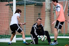 Trainer und Betreuer liefern sich umkämpftes Spiel