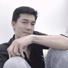 如果不趕時間，我們能不能用20 天，重新認識自己一次？ 】 這是一個還在孵化中的想法，也是何時旅遊想做的一場大膽實驗。 我想先聽聽你們的聲音。  在經營旅行社的日子裡，我常看到許多客人在旅途中，雖然身體到了風景區，心卻還留在辦公室的焦慮裡。我們習慣了用「名片 ...