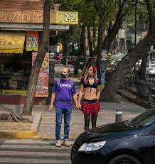 Humor | Aplausos  para esos padres que aún van por sus hijas a la  escuela ❤️