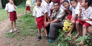 Amin senin, mantan pegawai pelajaran bahagian keningau. 18 Tahun Jadi Honorer Guru Ini Bangun 10 Sekolah Gratis Di Kaki Gunung Argopuro Halaman All Kompas Com