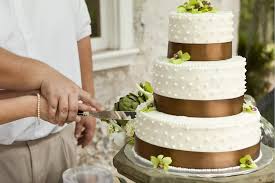 Außerdem ist er perfekt fürs büro, weil vom blech genug für alle da ist und ihr könnt ihn aus der hand essen. Wer Hat Die Hand Oben Beim Anschneiden Der Hochzeitstorte