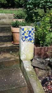 Alte Mauer Mit Mosaik Verschonern Mosaikgarten Gartenmauern Garten