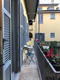 L'intramontabile fascino delle case di ringhiera rappresenta un viaggio ambrosiano nel tempo, un tuffo nella memoria capace di emozionare, ogni volta, in modo schietto e autentico. Finiture Decor Per Balconi E Terrazzini Della Casa Di Ringhiera Cose Di Casa