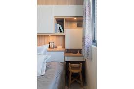 一 穿鞋收納椅 保留動線外又有收納 穿鞋椅三合一的功能 二 玄關 以歐德獨有轉角櫃設計化解一進門見陽台的 穿堂煞 並且設計 雙向櫃 讓另一面也能放置飾品增加系統櫃設計上的獨特性及多變化性 三 電視牆以純白色文化石呈現 更符合現代簡約風格的要求