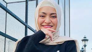 Nama nathalie holscher belakangan sering muncul di media menyusul kedekatannya dengan komedian sule. Mualaf Dan Berhijab Nathalie Holscher Hapus Foto Masa Lalu Republika Online