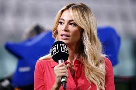 Posturi tv live online din romania. Le Giornaliste Star Del Calcio Gq Italia