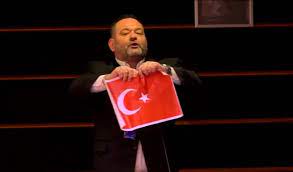 Het basisontwerp van de vlag is een driekleur bestaande uit drie horizontale banden in de kleuren groen (boven), wit en rood. Enkele Updates Over Griekse Politicus Die Turkse Vlag Verscheurde In Europees Parlement