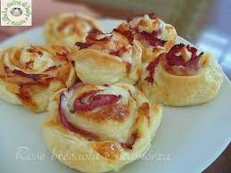 Rose Di Sfoglia Bresaola E Scamorza Ricetta Facile E Veloce Ricette Pasti Italiani Cibo E Vino