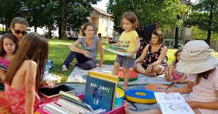 Les Livres Sortent Au Parc A La Piscine Et Sous Les Etoiles