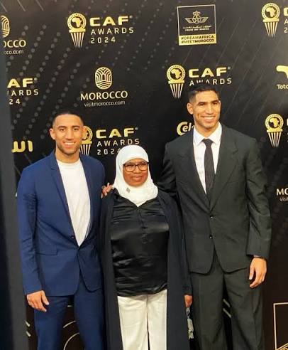 Hakimi with his family  If you guys only know how I want to cry 