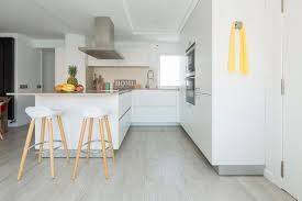 Busca la continuidad visual en sus materiales, colores y formas. Cocinas En Forma De U Muchas Ideas Para Inspirarte