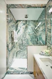 Begehbare Dusche Mit Glaswand Wandgestaltung Mit Fliesen In Marmoroptik Grun Gruner Marmor Marmorfliesen Badezimmer Badezimmer Innenausstattung