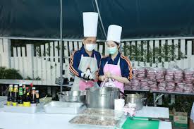 สมศักดิ์ เจียม on Twitter: "เวลาอยู่ อยู่กับก้อย เวลาออกงาน ออกกับสุทิดา  เรื่องปกติธรรมดาของวชิราลงกรณ์ https://t.co/mTqxXfB0id" / Twitter