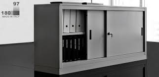 Arredindustria offre una vasta gamma di armadi per uffici di diversa tipologia e in molteplici materiali. Armadi Archivio Per L Ufficio